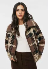 Campera de tejido de punto con diseño de cuadros, cuello alto y cierre frontal completo.