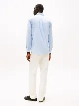 Camisa celeste con microestampado, de corte regular, manga larga y logo de Tommy Hilfiger bordado en el pecho.