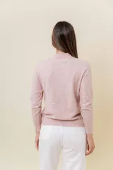 Buzo de tejido fino color amarillo claro, con cuello semi alto, manga larga y calce regular.