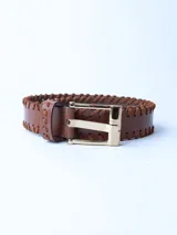 Cinturón marrón de cuero con costuras gruesas en contraste y hebilla metálica dorada.