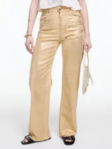 Pantalón de jean dorado metalizado, de tiro medio y corte recto.