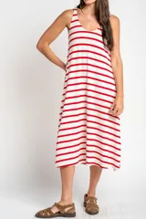 Vestido midi de corte recto y holgado, con diseño de rayas horizontales rojas sobre base blanca, escote redondo y tirantes anchos.