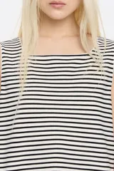 Musculosa de punto roma con diseño de rayas horizontales, corte recto, escote cuadrado y manga sisa. Presenta un pequeño detalle de logo en el ruedo.