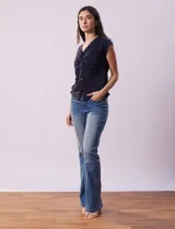 Remera de lino color negro, marca Zac & Rachel. Escote en V con abertura y botones. Delantera con frunce.