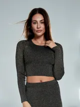 Buzo crop top de tejido de punto acanalado en color negro con destellos dorados, de manga larga y cuello redondo.
