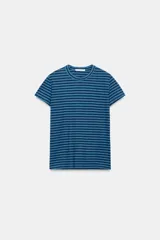 Camiseta de corte slim fit y diseño a rayas horizontales, con cuello redondo y mangas cortas.