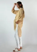 Camisa blanca de algodón con mangas 3/4 abullonadas y cuello mao. Se ata en la parte delantera.