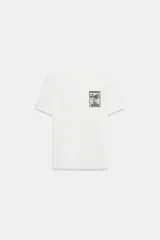Camiseta de cuello redondo y manga corta, con corte regular fit. Presenta una aplicación rectangular de organza en el pecho con texto bordado a contraste.