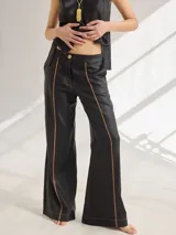 Pantalon de corte oxford con fit relajado, confeccionado en una mezcla de viscosa y lino con acabado satinado. Presenta costuras decorativas en contraste a lo largo de las piernas y bolsillos laterales.
