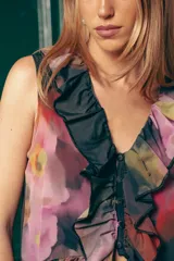 Musculosa estampada de gasa con volados y cierre frontal con botones.