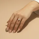 Anillo de plata 925 con topacio celeste engarzado en 6 puntas.