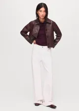 Jersey de punto fino color bordó, con cuello drapeado y diseño de corte recto con mangas largas.