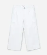 Pantalón wide leg de sarga blanca, con cintura ajustable, bolsillos cargo laterales y cinturón incorporado con hebilla metálica.