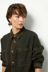 Sobrecamisa negra de algodón, de manga larga y corte unisex, con botones veteados.