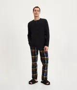 Pantalón de pijama masculino con cintura elástica y estampado a cuadros en tonos azul, naranja y blanco.