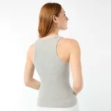 Musculosa de canalé gris melange, con escote redondo y diseño ajustado al cuerpo.