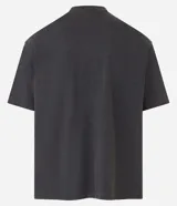 Remera de hombre, corte boxy, color gris oscuro con efecto desteñido, manga corta y cuello alto. Confeccionada en tejido de media malla (malla) de algodón.