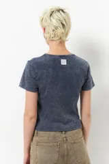 Remera negra de manga corta con estampa de escudo con la inscripción "Sports League" y una pelota de fútbol americano.