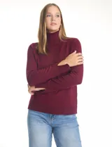 Polera de tejido fino color bordó, con cuello alto, manga larga y detalle de tajo en los puños.