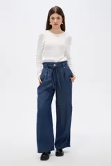 Pantalon de lyocell azul oscuro, de corte wide leg y tiro alto. Presenta cintura estilo paper bag con lazo ajustable del mismo tejido y cierre frontal con botón.