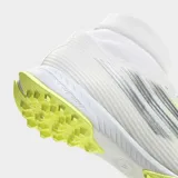 Championes de fútbol Adidas F50 Sparkfusion League para pasto sintético. Presentan un diseño de caña media con cuello de tejido de punto, exterior Fiberskin con texturas 3D y suela de caucho con tapones para tracción en superficies artificiales. Combinan tonos blanco, gris y amarillo neón.