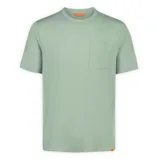 Remera de manga corta color verde menta, con cuello redondo y bolsillo aplicado en el pecho.