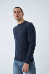 Sweater de tejido de punto con mezcla de algodón y cashmere, de calce regular, con escote redondo a la base, mangas largas y puños y dobladillo acanalados. Presenta un pequeño logo bordado en el pecho.