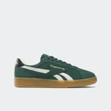 Championes Reebok Club C Grounds UK de gamuza color verde con detalles en blanco y suela de goma color caramelo.