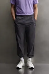 Pantalón slim fit Zara Athleticz de tejido técnico ligero y elástico en color negro, con cintura elástica ajustable, bolsillos con cremallera y bajos con elástico.