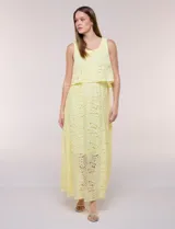 Vestido largo amarillo de encaje calado, sin mangas y con escote redondo, diseñado con superposición de capa corta en el busto y forro interno.