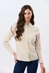 Camisa de lino lisa de manga larga, con cuello clásico y cierre frontal de botones.