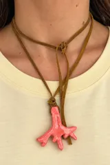 Gargantilla de cordón de cuero tostado con dije artesanal de cerámica en forma de coral de color rosado.