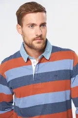 Remera polo tipo rugby rayada en tela de jersey con cuello en denim lavado y puños en rib. Frente con botones personalizados y bordado en el pecho.