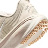 Championes Nike Vomero 18, color negro con swoosh blanco y suela gruesa en tono off-white. Diseñados con tecnología ZoomX para máxima amortiguación y retorno de energía, ideales para running.