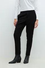 Pantalón negro de vestir, corte slim, con cintura elástica y bolsillos laterales.