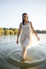 Vestido largo estilo solera color blanco, con breteles anchos, escote en V y volados desflecados.