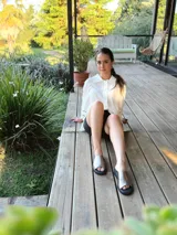 Sandalias chatas de cuero color peltre, fabricadas en Uruguay.