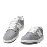 Championes New Balance modelo 480 Lifestyle, color gris con detalles en blanco. Presentan una silueta de corte bajo inspirada en el baloncesto, con capellada de gamuza y malla, y logo "N" blanco en los laterales. La suela es de goma en dos tonos: blanco y gris oscuro.