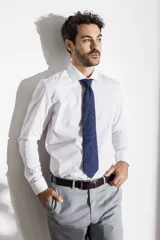 Camisa blanca lisa de vestir, corte clásico, con cuello italiano y mangas largas con puños abotonados.