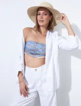 Blazer color beige de lino con cuello con solapa, bolsillos sastre y mangas fruncidas. Forro interno a tono.