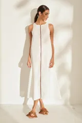 Vestido midi marrón de lino sin mangas, con cuello redondo y una línea vertical blanca al frente.