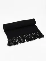 Bufanda tipo pashmina de color negro, con diseño liso y terminaciones con flecos en los extremos.