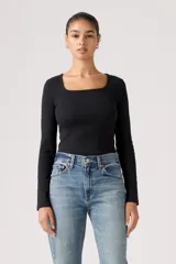 Remera de manga larga en color negro, confeccionada en tejido acanalado con escote cuadrado y ajuste al cuerpo.