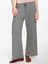 Pantalón de dormir de corte recto y calce relajado, confeccionado en tejido de algodón con estampado de rayas horizontales en tonos verde, rosa y beige. Cuenta con cintura elástica y cordón ajustable.