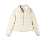 Campera de piel sintética color crudo, con cuello alto y cierre frontal completo.