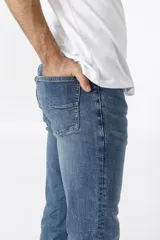 Pantalón de jean negro de corte recto.