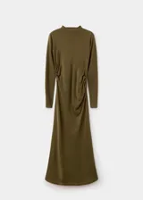 Vestido midi de punto fino color verde militar, con cuello perkins, manga larga y diseño entallado con fruncidos laterales.