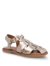 Sandalias tipo pescador con diseño de tiras anchas entrelazadas, confeccionadas en cuero color plateado. Presentan cierre mediante hebilla metálica lateral, plantilla de cuero y suela plana de goma.