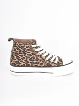Zapatilla de caña alta con plataforma, confeccionada en lona negra con cordones y puntera de goma blanca.