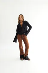 Pantalón de jean azul oscuro, corte oxford con alforza en el delantero y dobladillo en la botamanga.